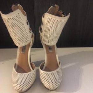 bcbg hailey pump